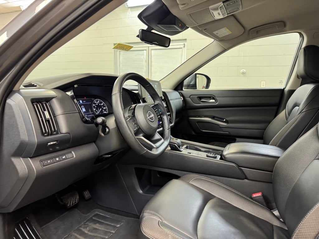 2025 Nissan Pathfinder SL