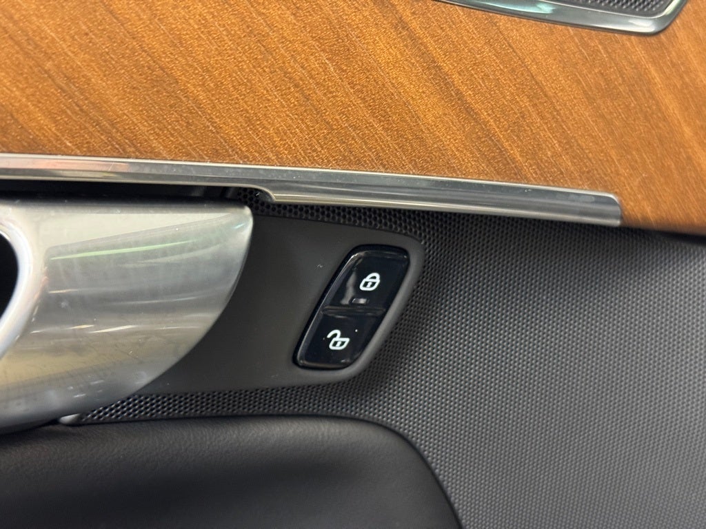 2024 Volvo XC90 B5 Plus