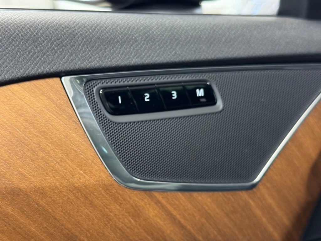 2024 Volvo XC90 B5 Plus