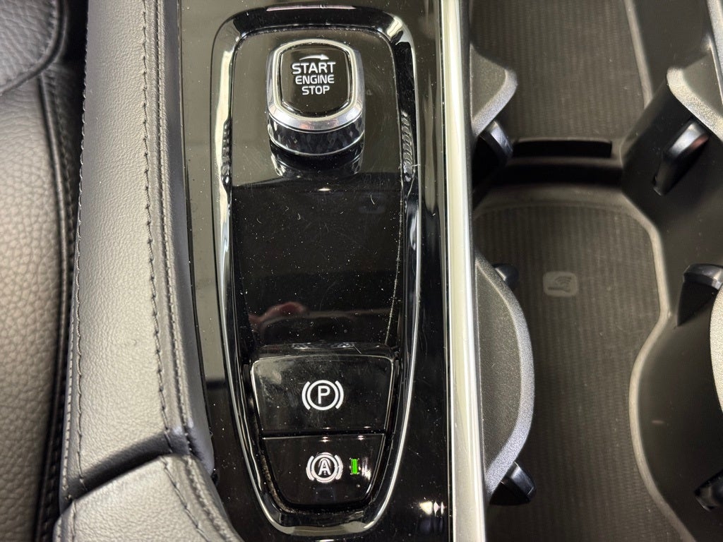 2024 Volvo XC90 B5 Plus