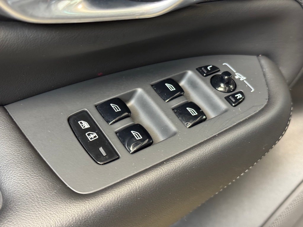 2024 Volvo XC90 B5 Plus